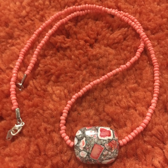 Necklace in pink/salmon and grey/pink stone - Picture 3 of 7